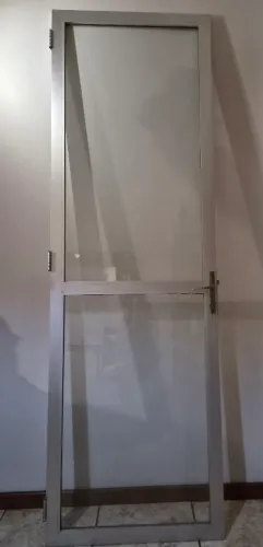 Porta (giro) para sacada, de vidro e alumínio.