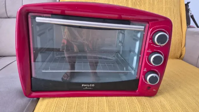 Este é um Forno Elétrico Philco PFE30V Retrô na cor vermelha, com capacidade de 30 litros.