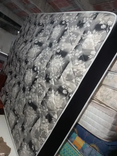Vendo colchão queem 5 meses de uso entrego