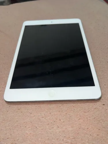 iPad mini 2 com capinha e carregador