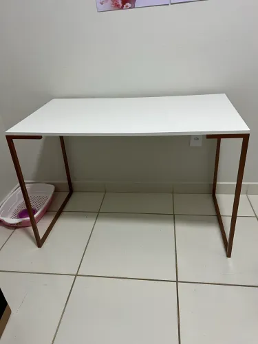Mesa Industrial Branca com Base Bronze - e excelente estado de conservação