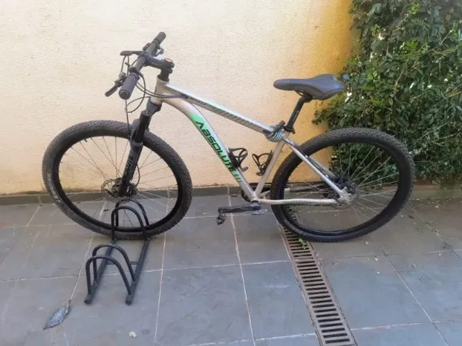 Moutain Bike aro 29 quadro 17 com relação deore e suspensão ar/oléo com trava