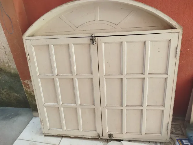 Janela de madeira almofadada 