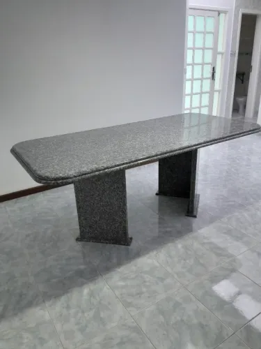 Mesa em granito cinza
