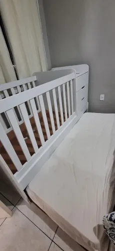Berço com cama auxiliar e cômoda
