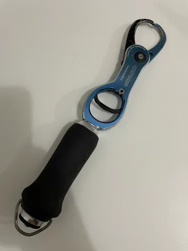 ALICATE DE CONTENÇÃO DE PEIXES PREMIUM COM BALANÇA ATÉ 20 KILOS OCEAN GRIP 