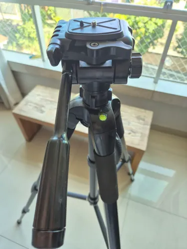 Tripé Profissional em 3 Seções com Extensão de até 1.57 m, Vivitar