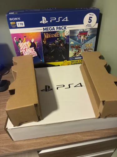 Caixa de ps4 slim 1 tb