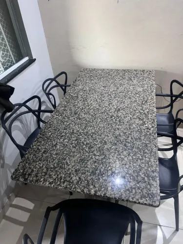 Mesa de mármore com 5 cadeiras