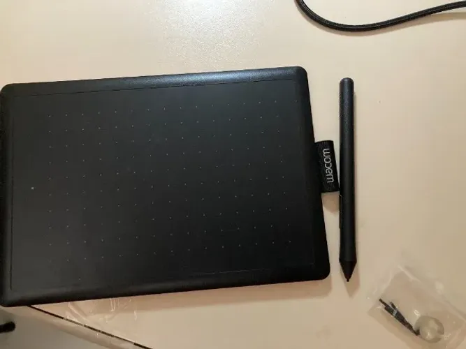Mesa Digitalizadora One By Wacom, CTL672, Média, Preto e Vermelho