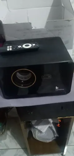 Vendo um projetor da bettdow, todo bom . Vai com controle funcionando perfeitamente, faço 