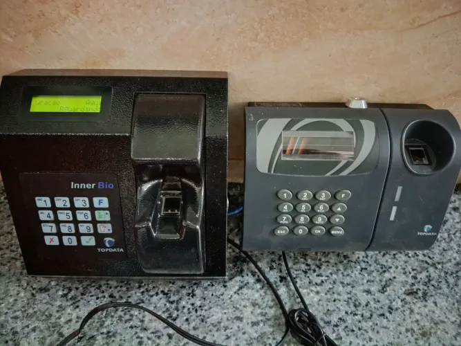 Vendo dois relógios pontos Topdata um está funcionando o outro para peças ou concerto.