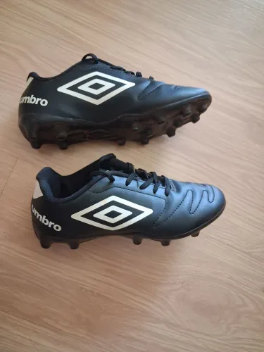 Chuteira Campo Juvenil Umbro Class 2.2 - Preto+Branco