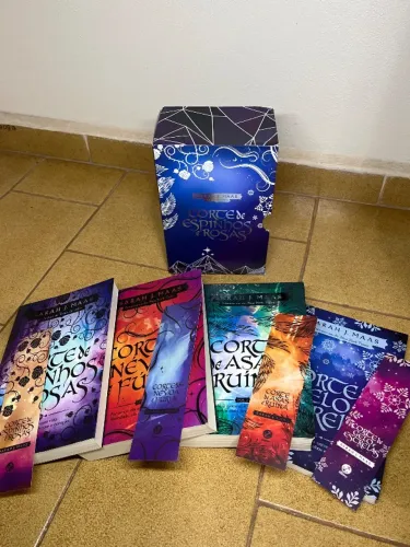Box livros Corte de espinhos e rosas 4 livros mais marca páginas 