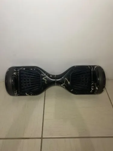 Hoverboard elétrico preto com estampa de raio