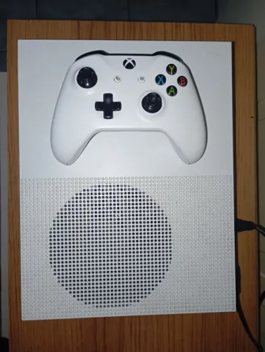 Xbox One S 500GB / CONTA INCLUÍDA, CONTROLE ORIGINAL, KIT CARREGADOR E PILHA RECARREGÁVEL.
