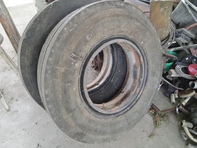 Vendo eixo de caminhão completo com rodas