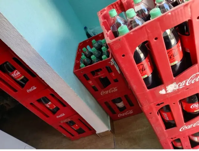 Caixa de coca retornável completa com o líquido