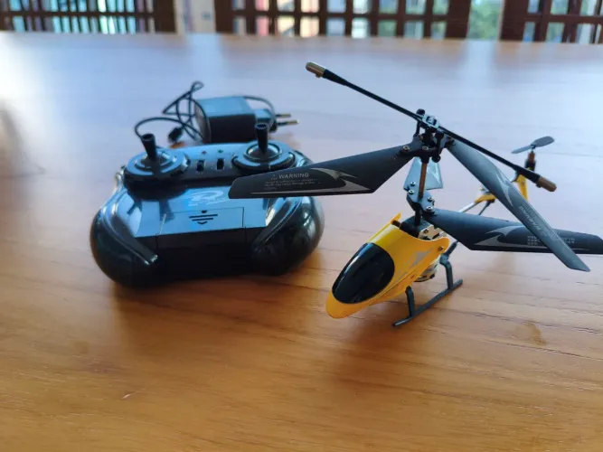 Helicóptero de brinquedo com controle remoto 