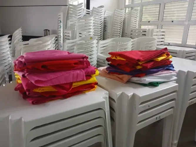 Alugo jogo de mesa com cadeira