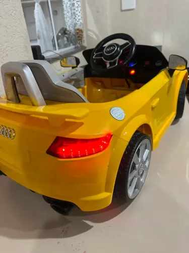 Carro elétrico em estado de novo poucas vezes usado