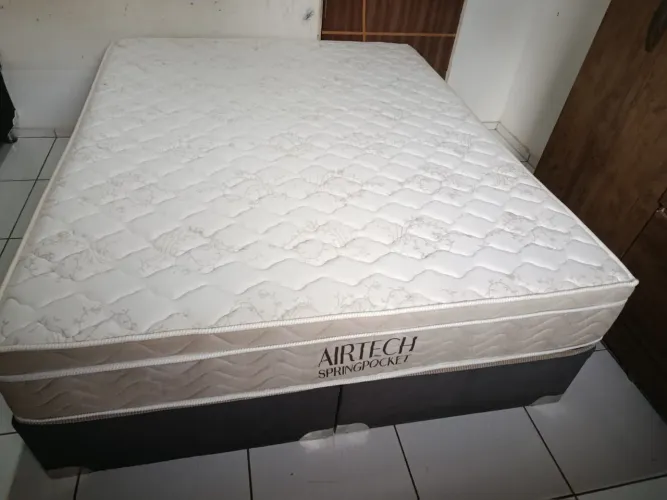 Vendo: Cama Queen, guarda roupas, sofá...  Para mais informações: whatsapp *60)