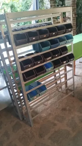 Vendo estante em ferro/aço, com caixas plasticas, acopladas, destinadas a colocação/ armaz
