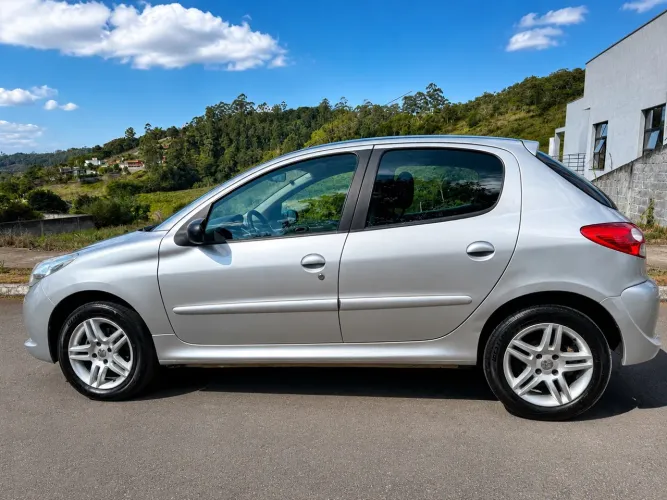 Peugeot 207 Active 1.4 Flex 8V 5P 2014