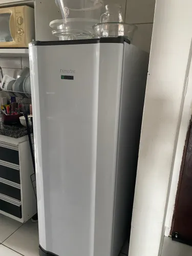 Geladeira em ótimo estado ainda na garantia pelo fabricante Esmaltec  compressor inverter