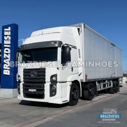 VW 30.330, 8x2 ano 2020, automático e com baú 10,50 metros