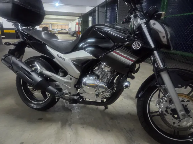 Fazer 250 Preta Completa - Motor Cromado, Slider, Baú e Muito Nova!