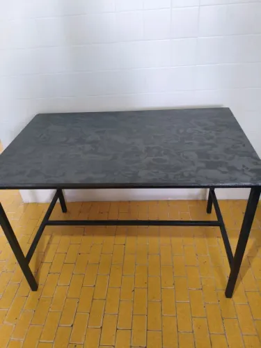 Vendo mesa de pedra valor 450. Base de Metalon a mesa de pedra fosca.