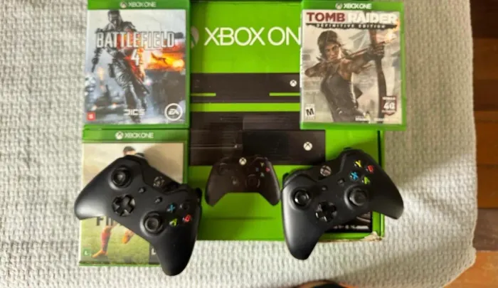 XBOX ONE + 2 Controles + 3 Jogos