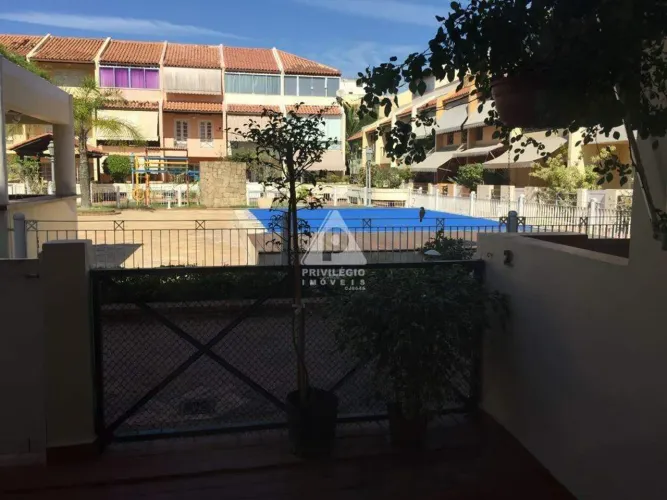 Casa em condomínio fechado com 141m², 3 quartos e 2 vagas de garagem no Recreio dos Bandei
