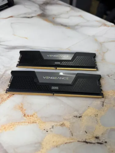 Memória RAM 32GB (2x16GB) 6000MHz Corsair Vengeance RGB (ACEITO TROCA))