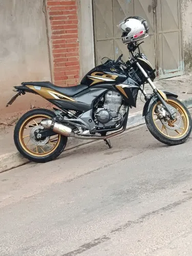 CB 300 moto excelente uso para o dia a dia nunca apresentou nenhum problema 