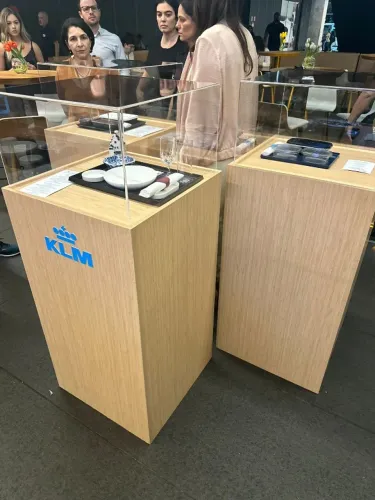 EXPOSITOR MDF COM CUPULA DE ACRILICO.