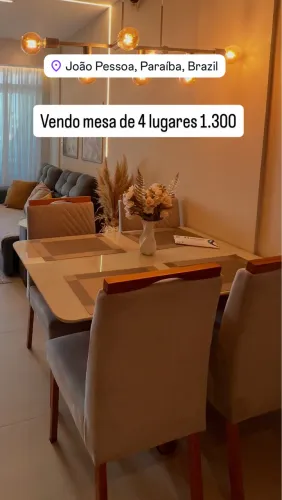Mesa e cadeiras de madeira 4 lugares