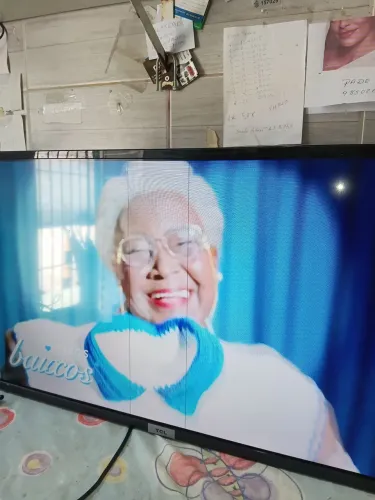 Tv tcl com listra preta na tela. 