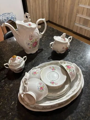 Conjunto de chá porcelana floral com BLUE xícaras e travessas.