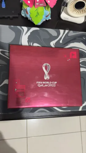 Album da Copa do Mundo 2022 capa dura e com maleta + Neymar e CR7 Legends Bordô