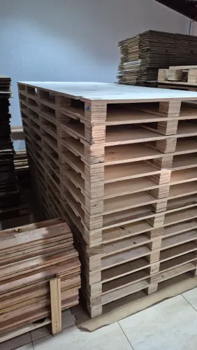 Paletes compensado medida 2.30mt por 1.10mt, suporta aproximadamente 300kg entrego c/ taxa