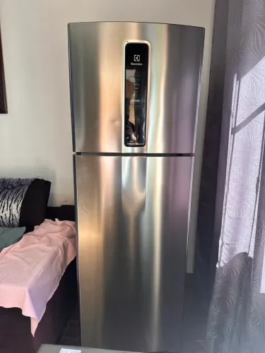 Geladeira Electrolux semi nova com 8 meses de uso