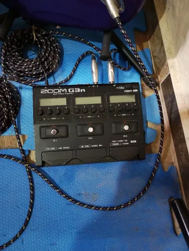 Pedaleira para guitarra e guitarra Tagima 