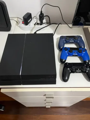 Vendo PS4 em excelente estado