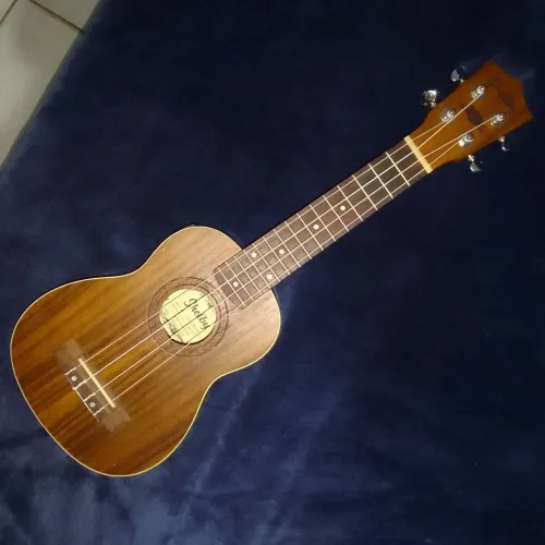 Ukulele soprano elétrico com afinador embutido