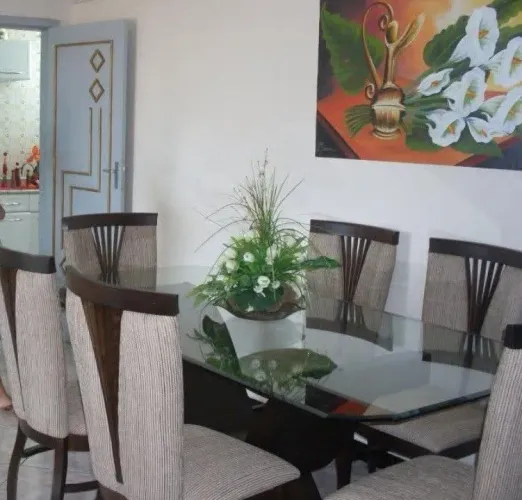 Mesa de vidro com seis cadeiras acolchoadas, rack com painel suspenso e mesa de cetro