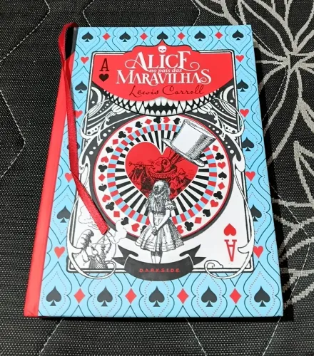 ALICE NO PAÍS DAS MARAVILHAS - Capa dura.