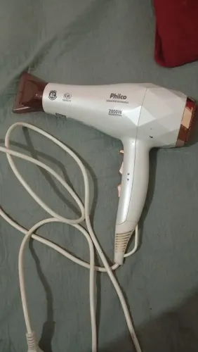 Vendo um secador e uma chapinha funcionando perfeitamente