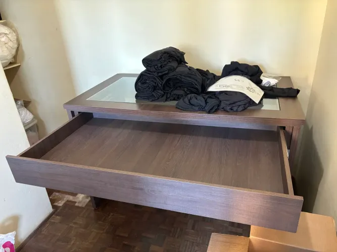 Mesa com gaveta + tampão de vidro 1,40x90 73cm de profundidade em MdF.